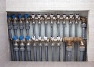 Coletor de águas com válvulas de seccionamento individual com tubagem em polibutileno